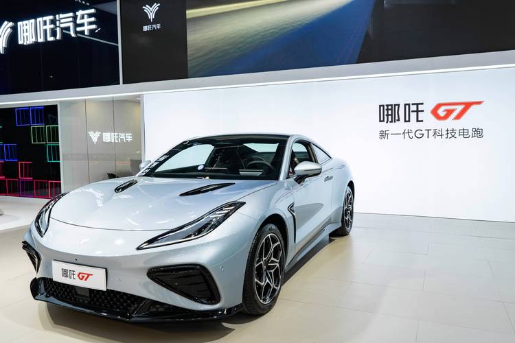 惠州271哪吒汽车在智能汽车领域的表现，领途汽车在新能源汽车市场中的影响力